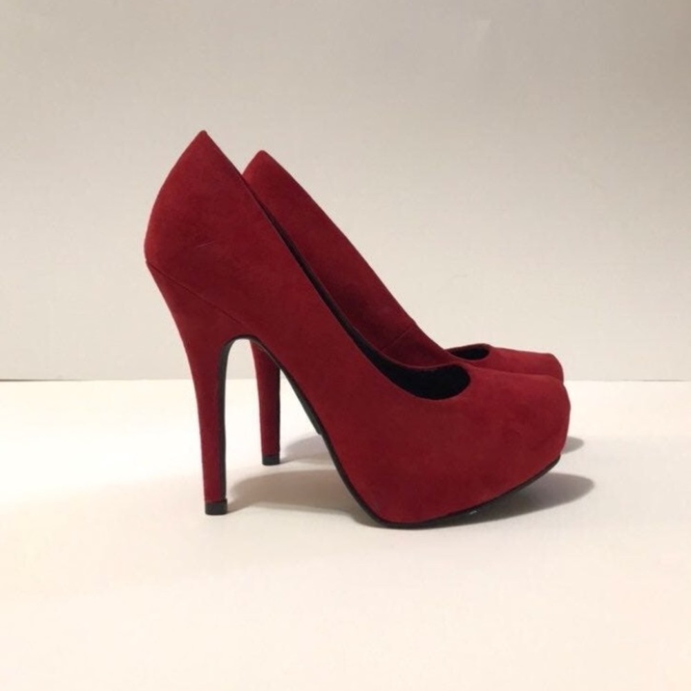 * **Price drop*** Red Suede Platform Pumps